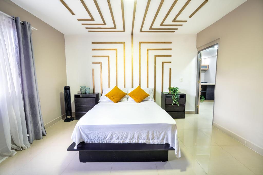 Ένα ή περισσότερα κρεβάτια σε δωμάτιο στο 5 bedroom, with Arcade machine and foosball, 1 block from Lleras park P3
