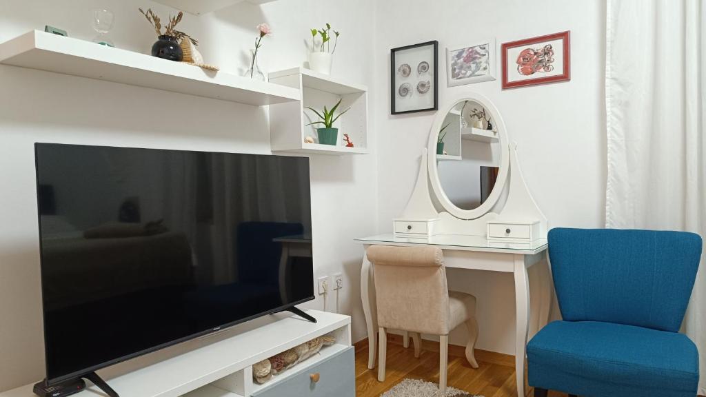 sala de estar con TV y espejo en Apartment Split Stone House, en Split