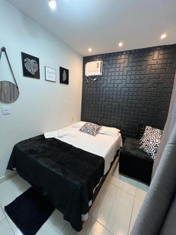 a small bedroom with a bed and a chair at Descanso Garantido em Pipa Praia a 3 Minutos de Você in Pipa