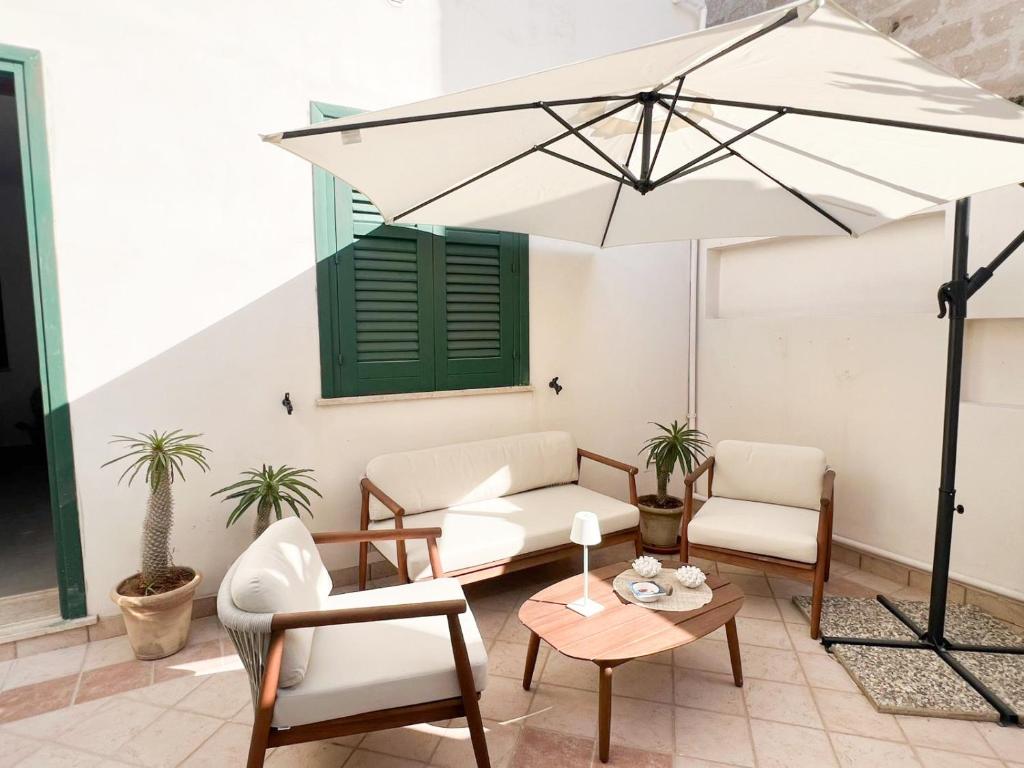 a living room with a couch and an umbrella at Casa Maristé in Favignana