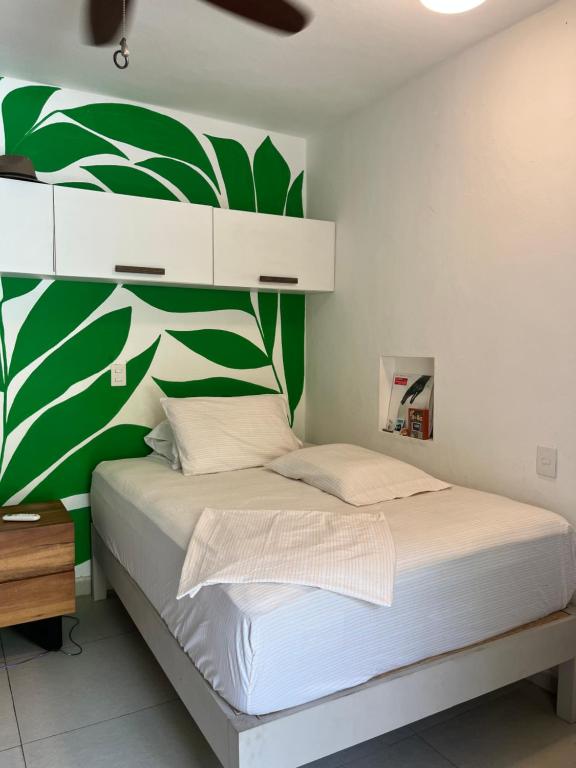 Postel nebo postele na pokoji v ubytování Tiki Tiki Cosy Studio