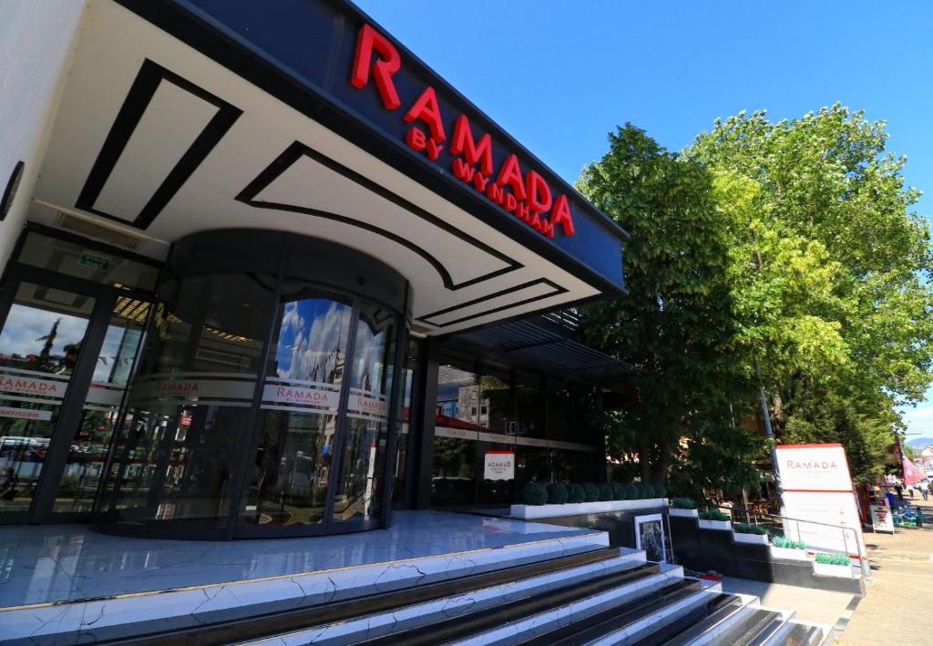 a t max store front with a sign on it at By Wyndham Vakfıkebir in Trabzon