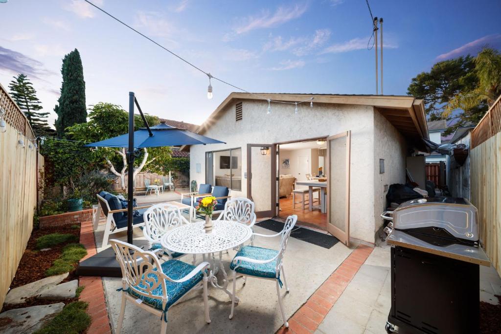 En terrasse eller udendørsområde på Cozy La Jolla Bungalow Near Beach & Village