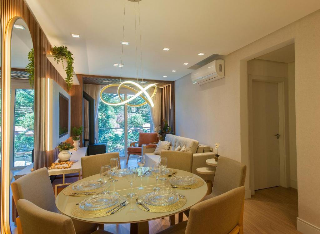 a dining room with a table and chairs at Locar-in Canela Bellagio - Infraestrutura Completa in Canela