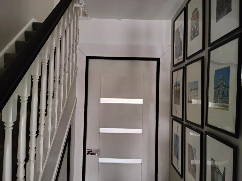Φωτογραφία από το άλμπουμ του Stylish 5-bedroom retreat just minutes from Belfast city στο Μπέλφαστ