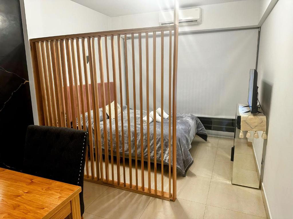 una camera con una culla e un letto. di El mejor monoambiente de Villa Devoto a Buenos Aires