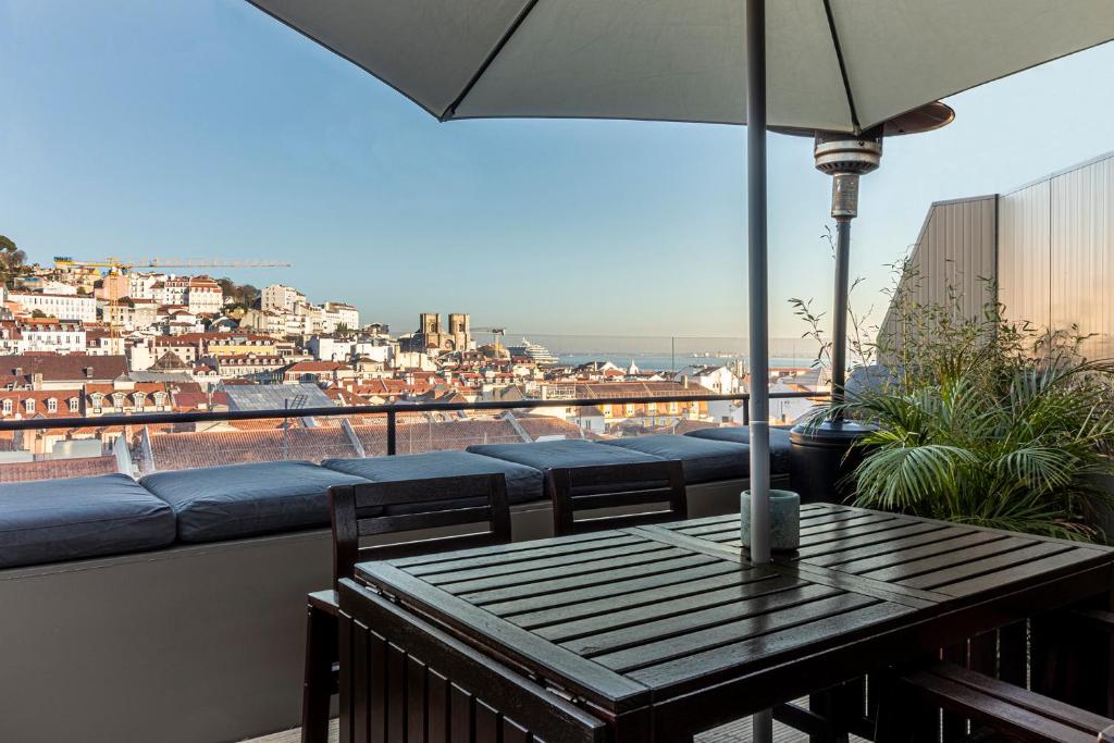 Duplex with Terrace, Comfort in Downtown Lisboa