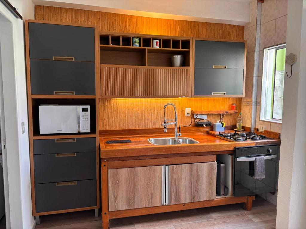 Dapur atau dapur kecil di Casa de praia com ar condicionado.