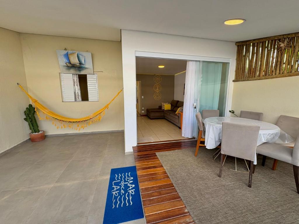 un soggiorno con un tavolo bianco e un divano di Casa nova espaçosa e com ar condicionado a São Sebastião