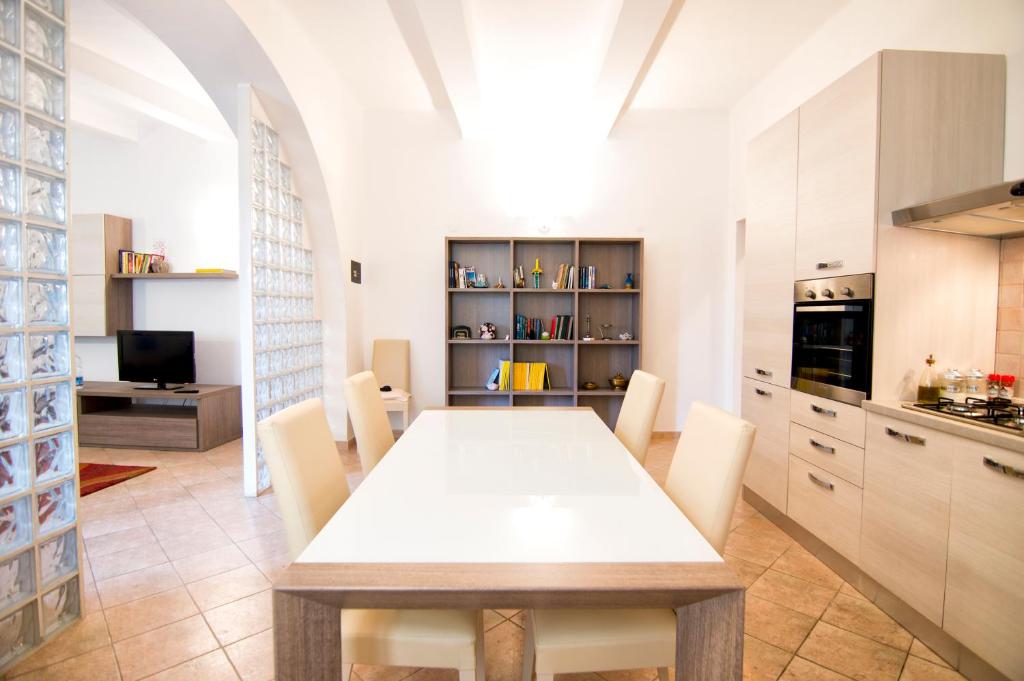 een keuken en eetkamer met een tafel en stoelen bij Appartamento La Cittadella in Piombino