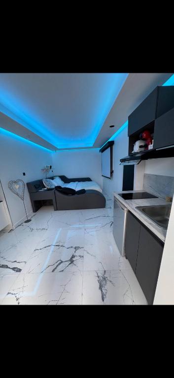 una camera con cucina con lavandino e bancone di Studio détente Spa et hammam a Toulouges