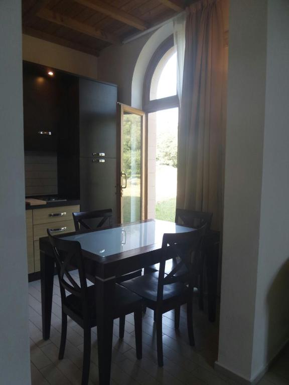 a dining room with a table and chairs and a window at Cala Dei Mori in Livorno