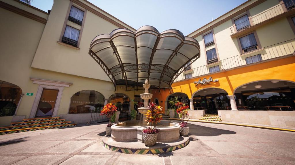 オリサバにあるHoliday Inn Orizaba by IHGの中庭中央に噴水のある建物