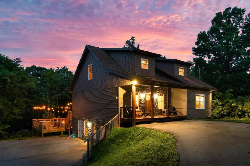 une maison avec des lumières sur le devant dans l'établissement Relax and Recharge Sauna Hot Tub and Gym, à Sevierville