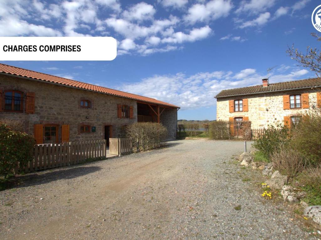 eine leere Straße vor einem Gebäude in der Unterkunft Charmant domaine avec 2 gîtes pour 15 pers, animaux admis, wifi, jardin et terrasse - FR-1-496-368 in Les Salles