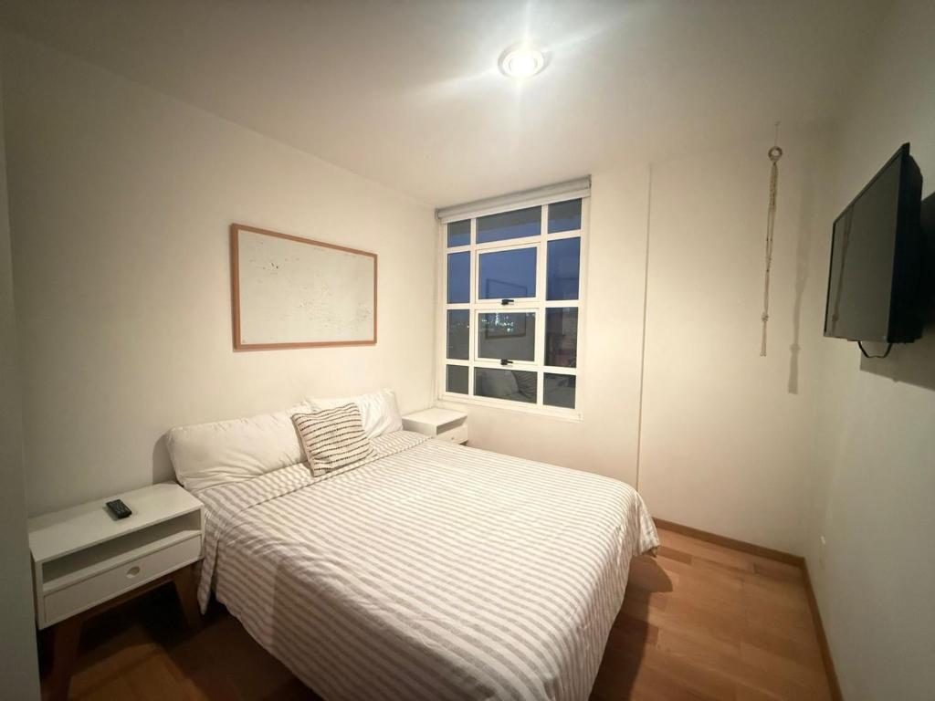 Un dormitorio pequeño con una cama y una ventana. en Frida my Loft, en Ciudad de México