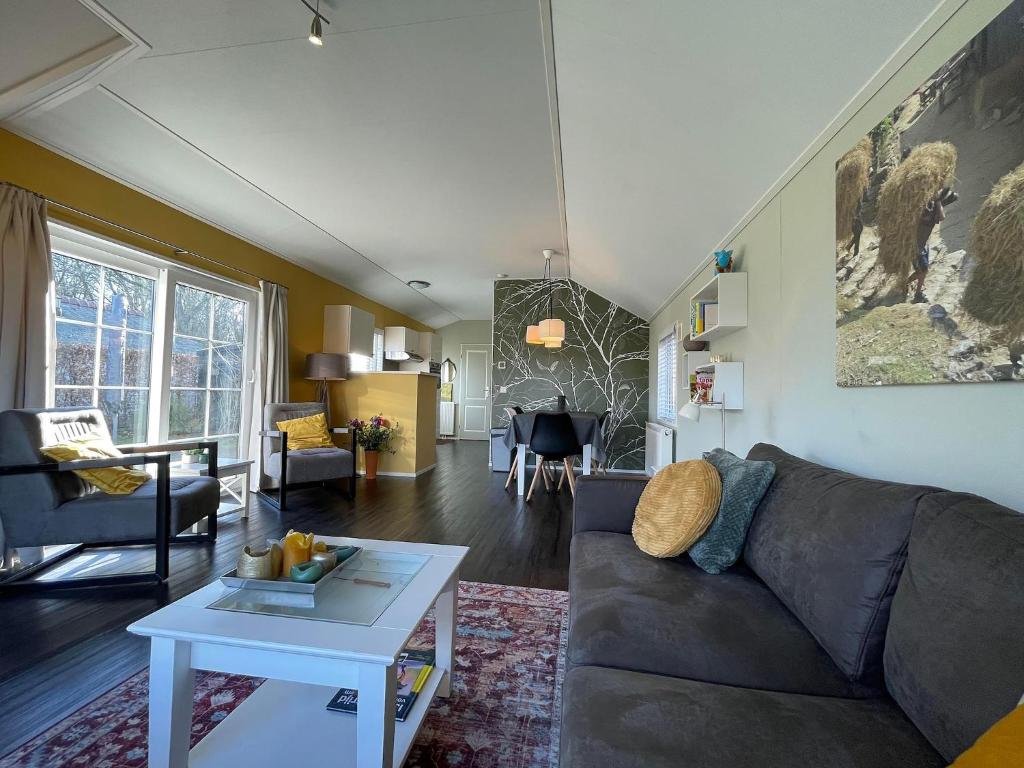 Tranquil Lakeside Stay for 4 guests, Sint Nicolaasga (updated prices 2025)