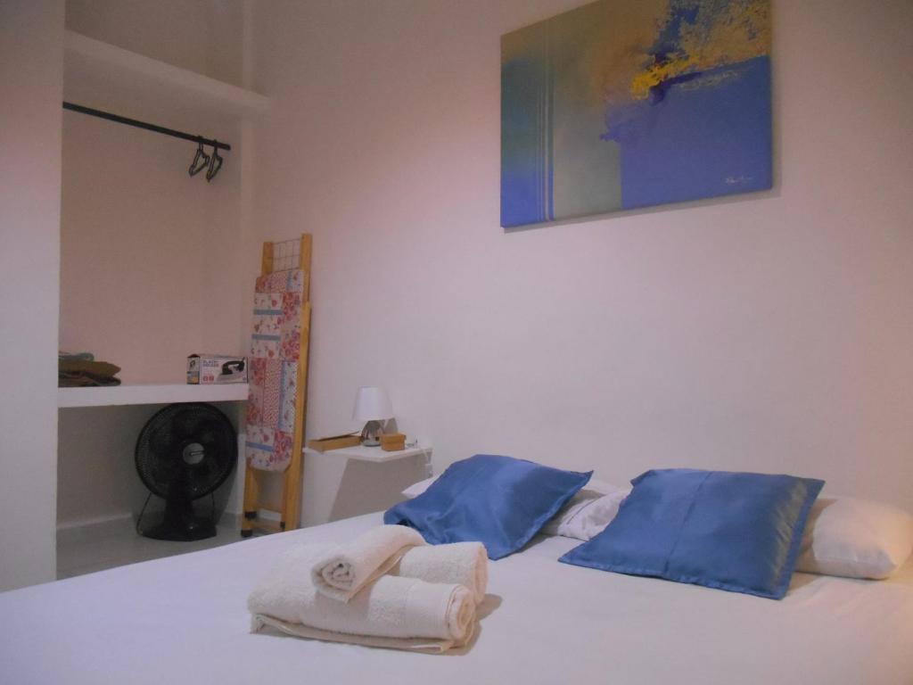 a bedroom with a bed with towels on it at Apartamento vista ao mar com ar in Salvador