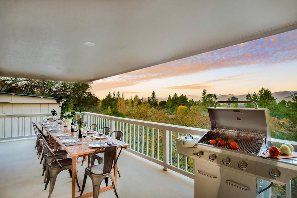 Μπαλκόνι ή βεράντα στο Vino Blanco by AvantStay Private Wine Country Home w Mtn Views Deck