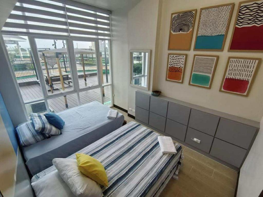 une chambre avec un lit et une fenêtre dans l'établissement Cebu, Lapu lapu, Condo Resort Lifestyle, 15 Mins from Airport, à Punta Engaño