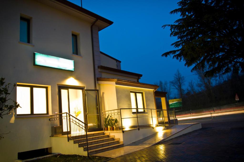 una casa con luces al costado de ella por la noche en Hotel Main Street, en Cerasolo