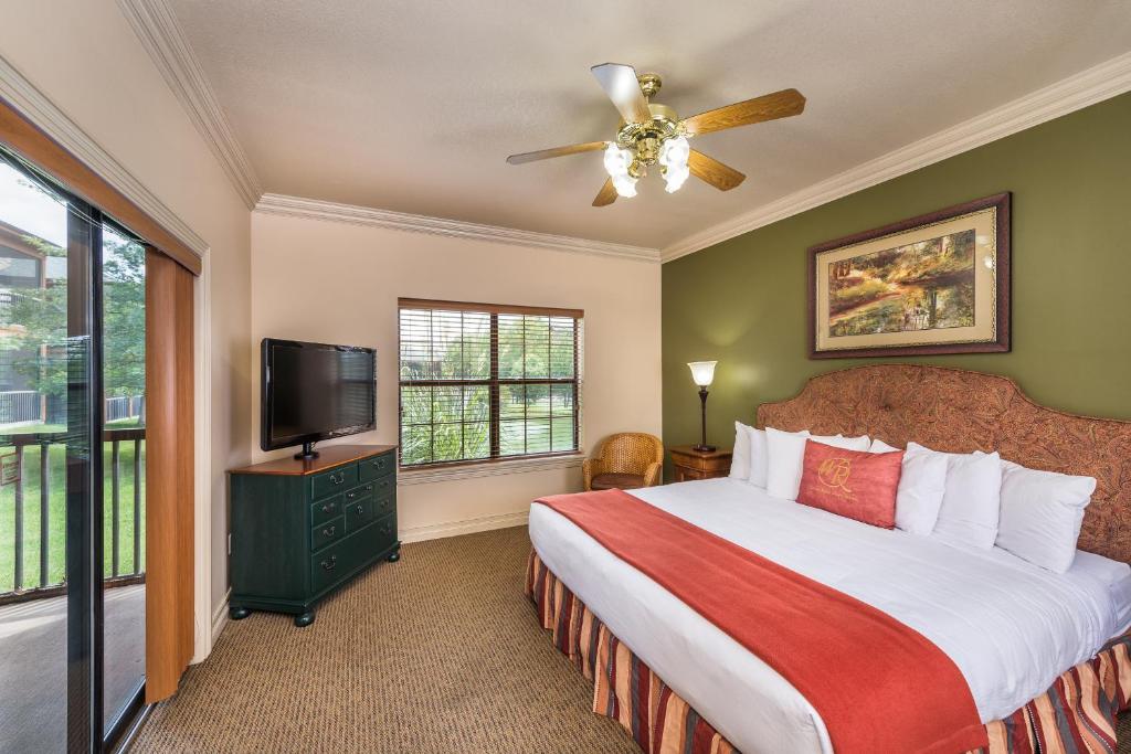 Кровать или кровати в номере Westgate Branson Woods Resort