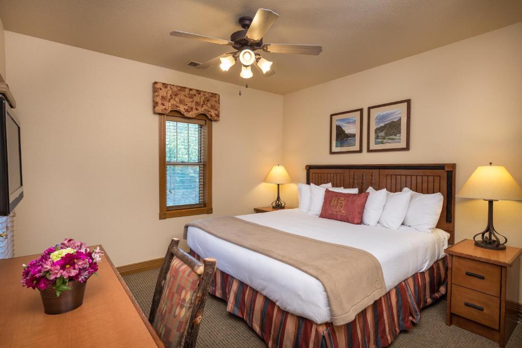 Кровать или кровати в номере Westgate Branson Woods Resort
