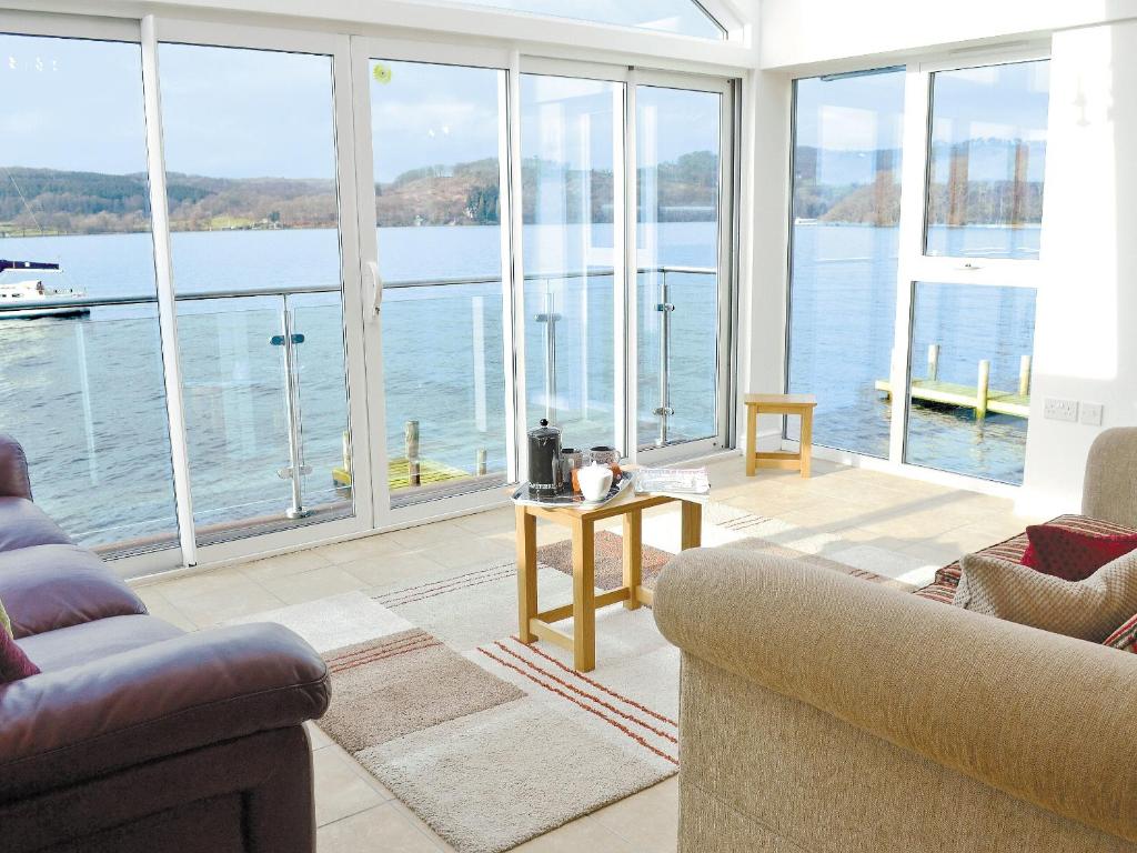 Una sala de estar con vista al agua. en Spout Crag Boathouse, en Far Sawrey