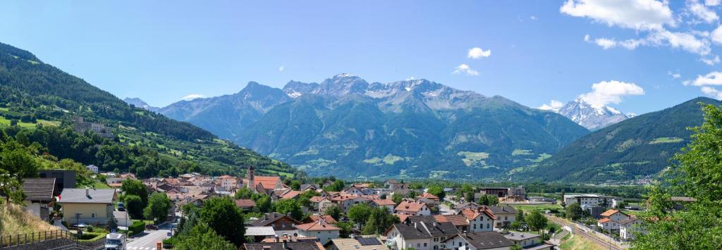 a town in a valley with mountains in the background at Fernblick in Sluderno