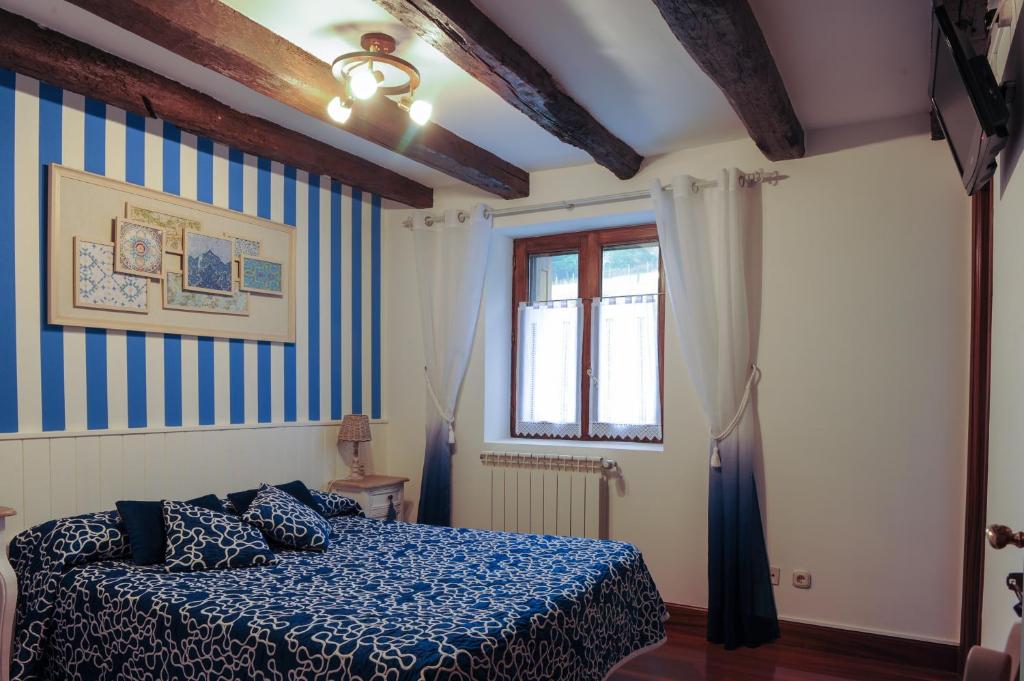 a bedroom with a bed and a window at Casa Rural Altzibar-berri in Urnieta