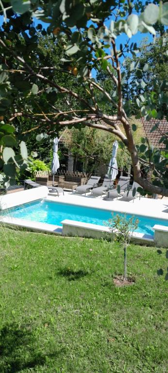 La Bergerie et sa piscine chauffée - Three-Bedroom Home