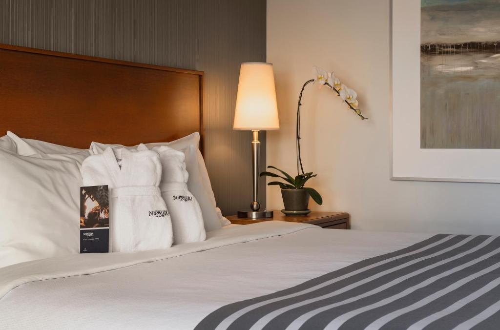Postel nebo postele na pokoji v ubytování Norwood Hotel