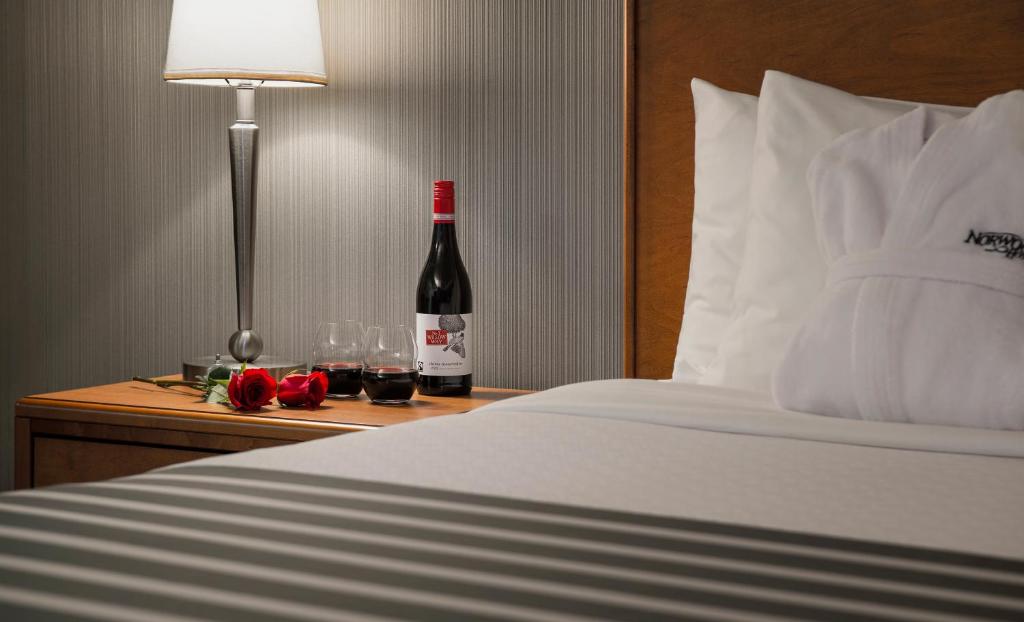 Postel nebo postele na pokoji v ubytování Norwood Hotel