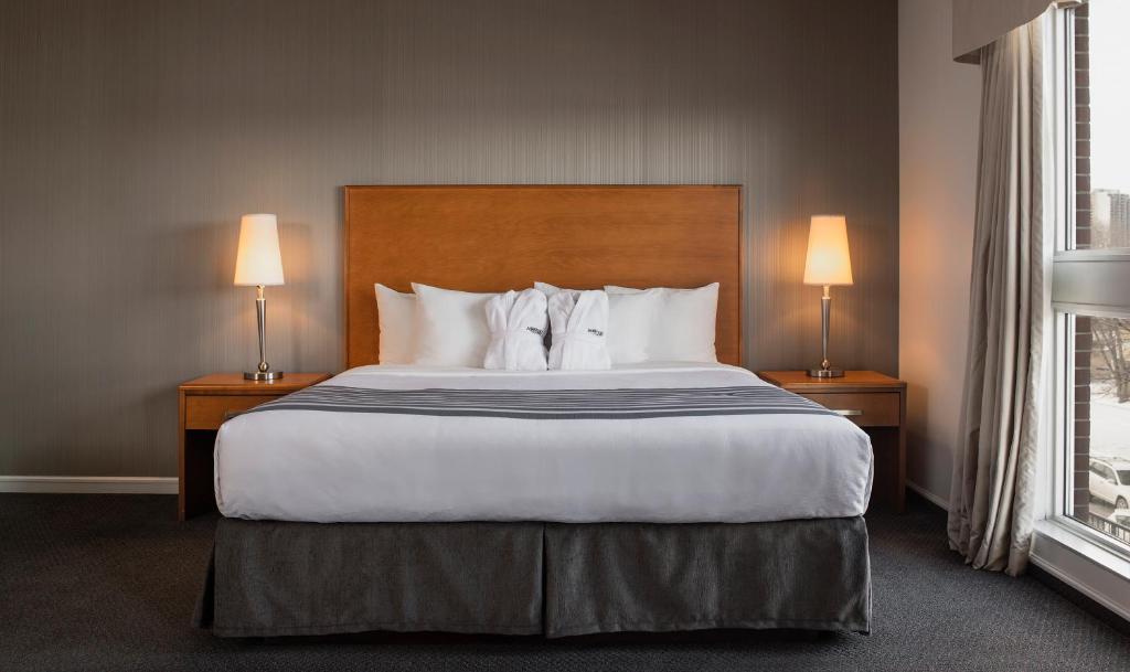 Postel nebo postele na pokoji v ubytování Norwood Hotel