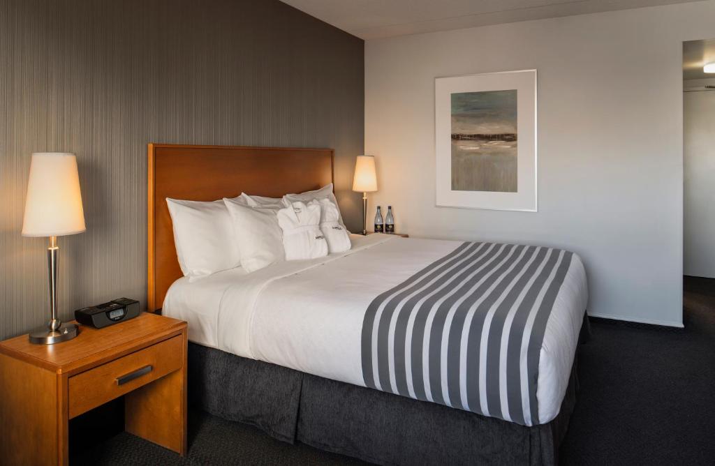 Postel nebo postele na pokoji v ubytování Norwood Hotel