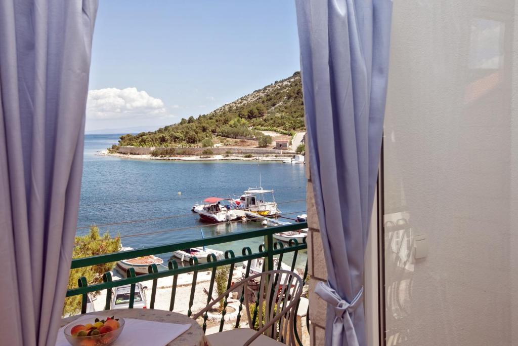 un balcón con vistas a un cuerpo de agua en Villa Stana, en Vinišće