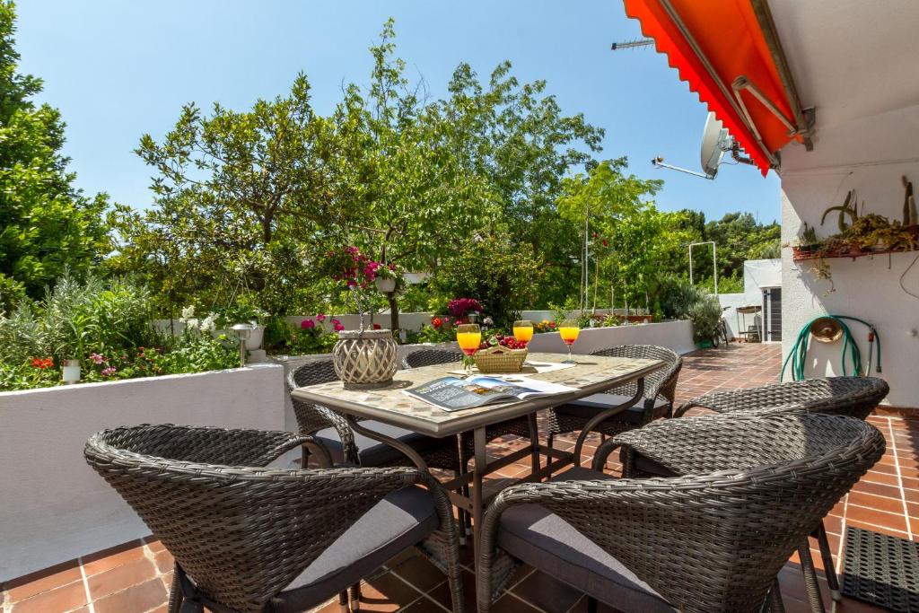 un tavolo e sedie su un patio con bevande di Apartment Ankora a Spalato (Split)