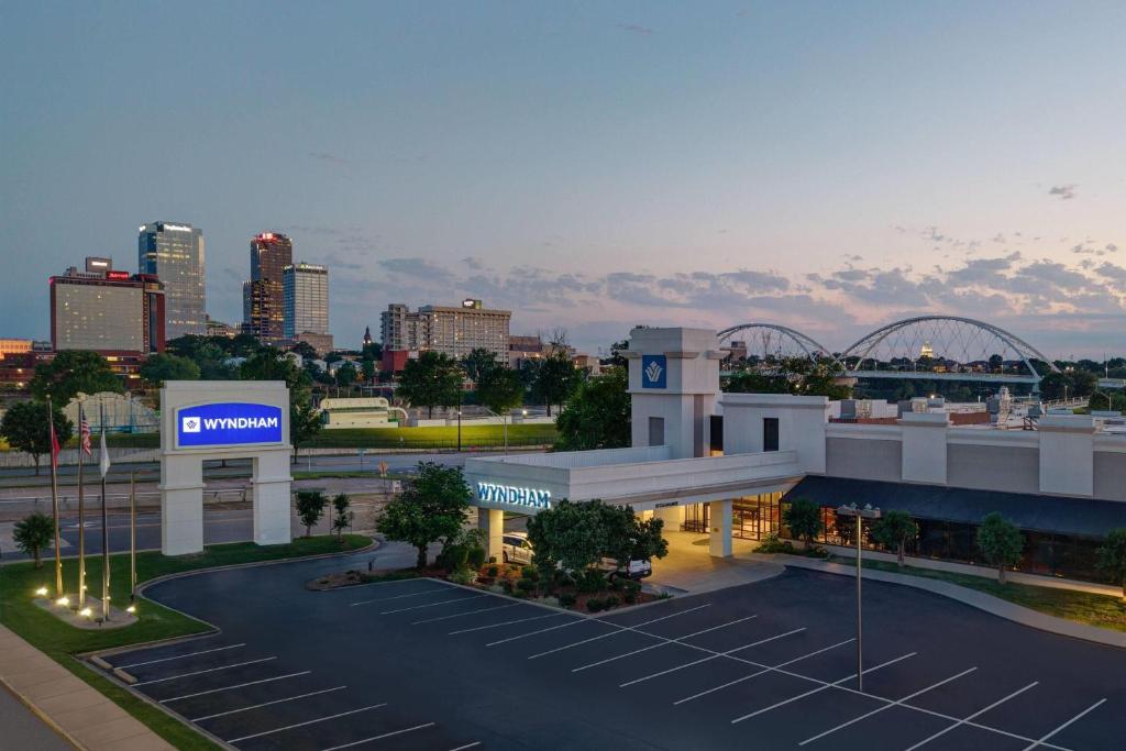 Una vista de una gasolinera con una ciudad al fondo. en Wyndham Riverfront Hotel, en Little Rock