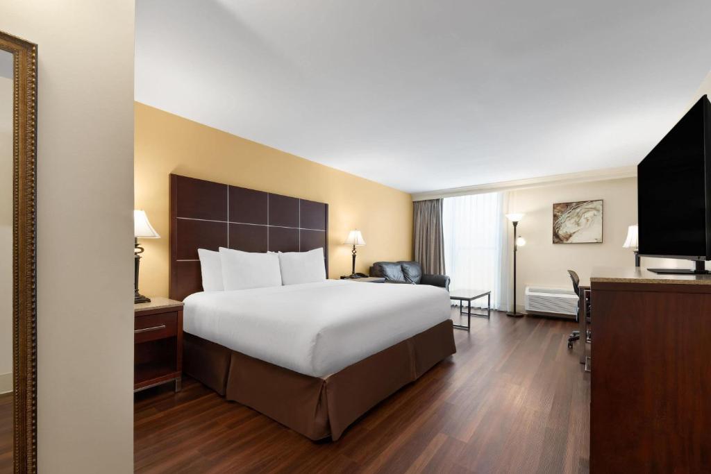 Wyndham Riverfront Hotel - Cama King De Bienestar