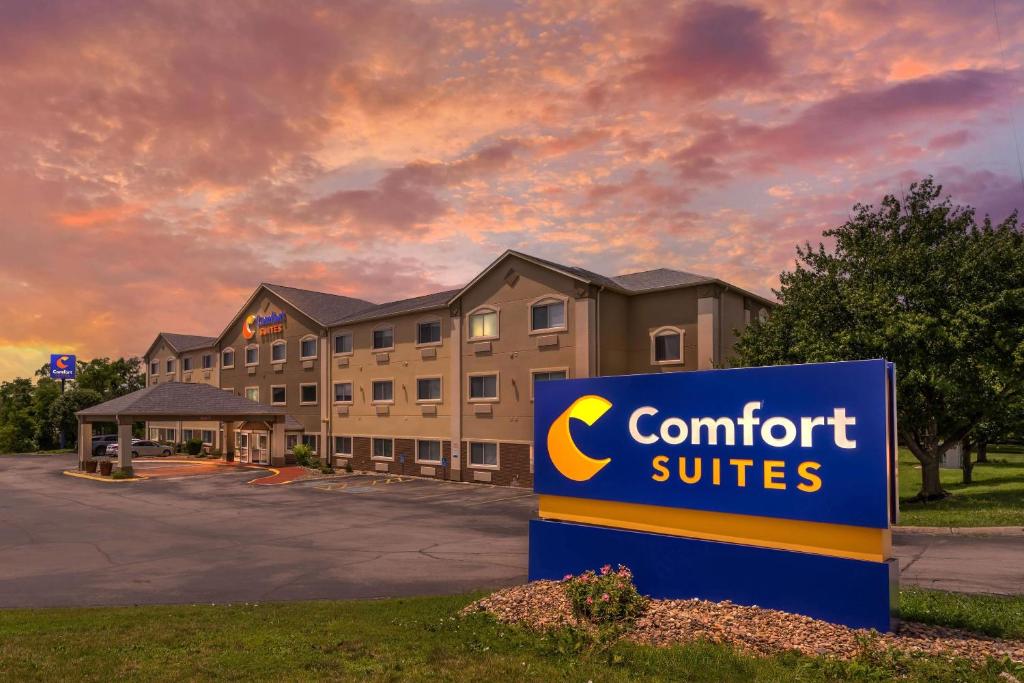 a sign in front of a hotel with a comfort suites at Comfort Suites Omaha Northwest in Maplewood Estates
