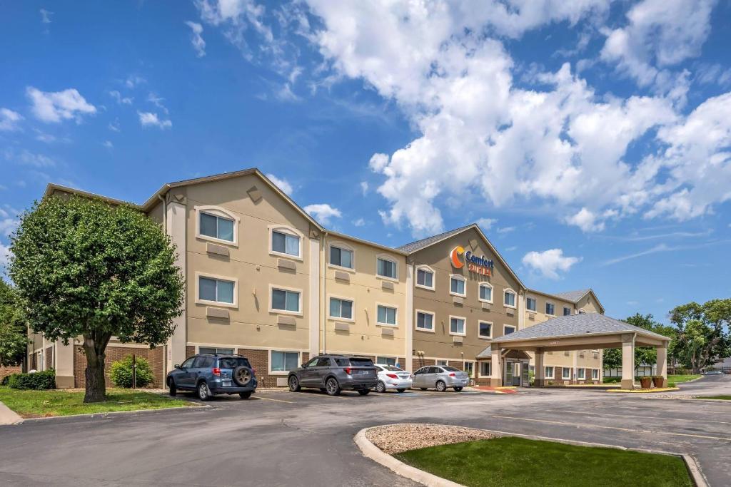 a hotel with cars parked in a parking lot at Comfort Suites Omaha Northwest in Omaha