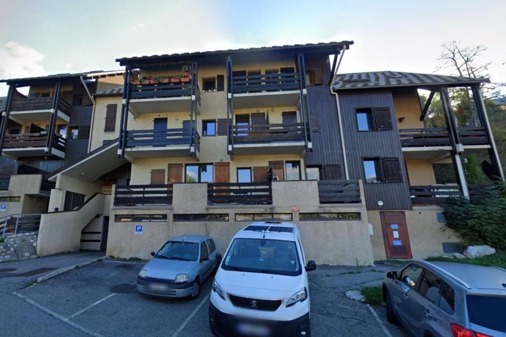 Το κτήριο όπου στεγάζεται  το διαμέρισμα