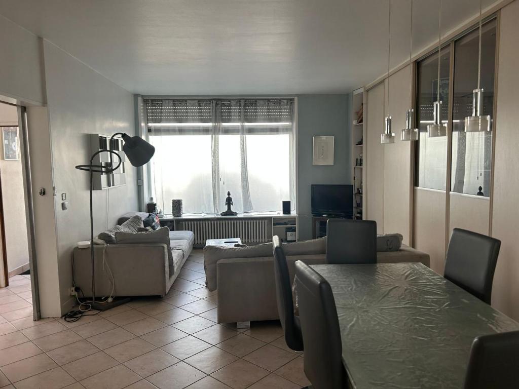 布洛涅-比扬古Idéal pour visiter Paris的客厅配有沙发和桌子