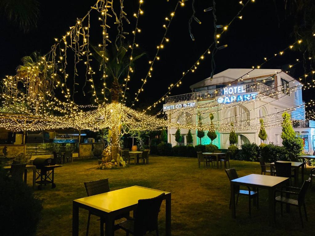 Κήπος έξω από το White Country Bungalow Tree House And Hotel