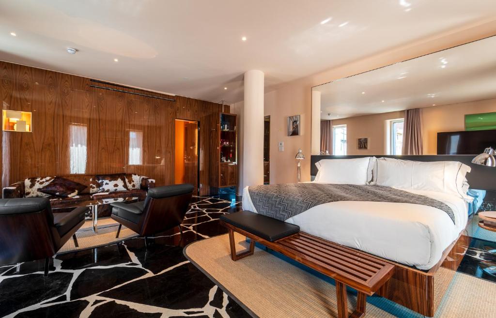 
King Suite with Spa Bath
