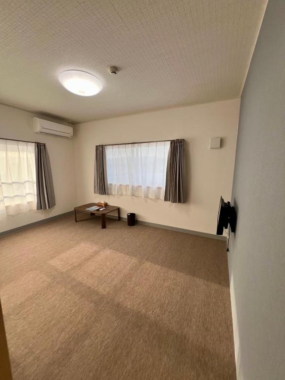 an empty room with a table and a window at スマートハウスみづほ in Hitoyoshi