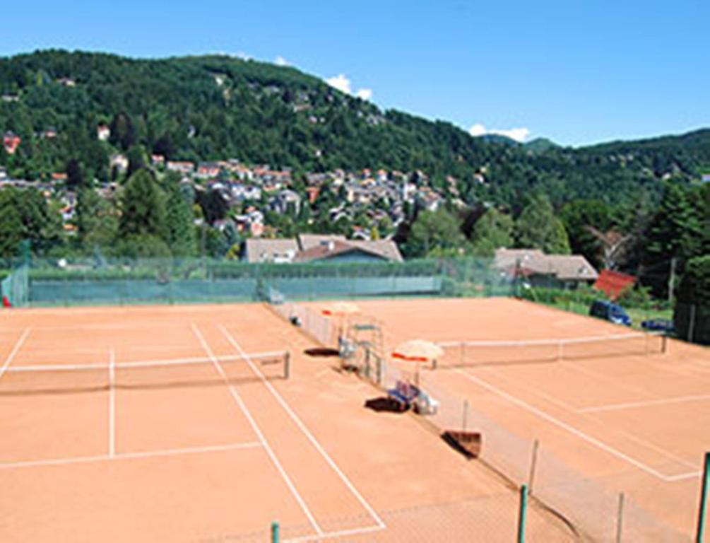 Tenis a/nebo squash v ubytování Albergo Ristorante Canetta nebo okolí