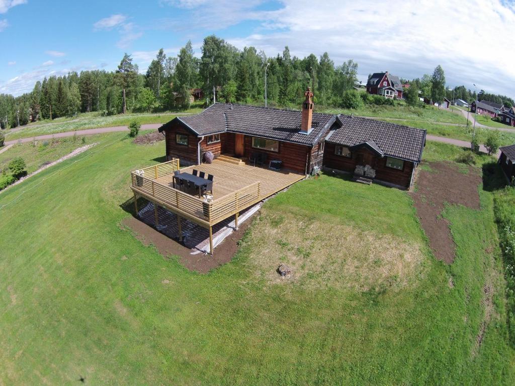 una vista sul soffitto di una grande casa su un campo di Orsastuguthyrning-Höglunda a Orsa