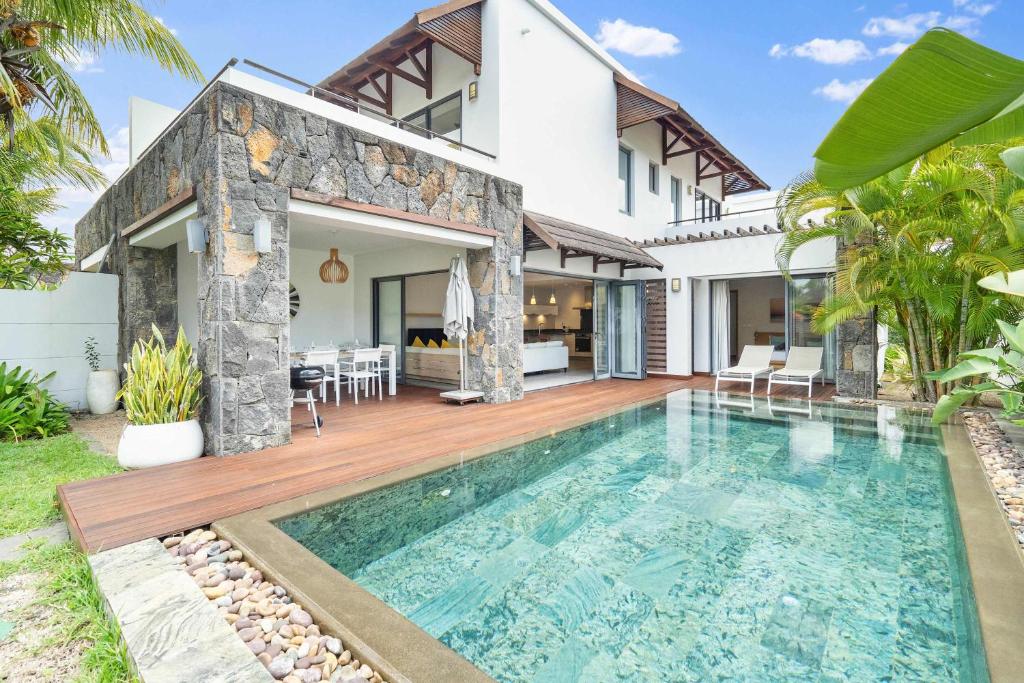 Bazén v ubytování Luxury private Villa - 2 minutes walk to the beach nebo v jeho okolí