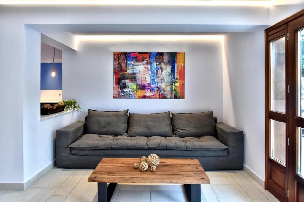 un salon avec un canapé et une table dans l'établissement Hotel Korali, à Troulos